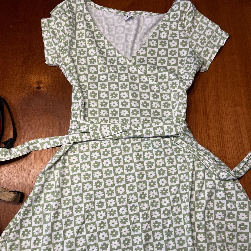 Floral mini wrap dress - Green and White